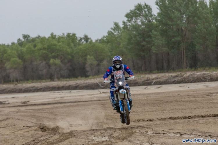 2025环塔SS4：鏖战沙海老兵 韩魏稳步前进